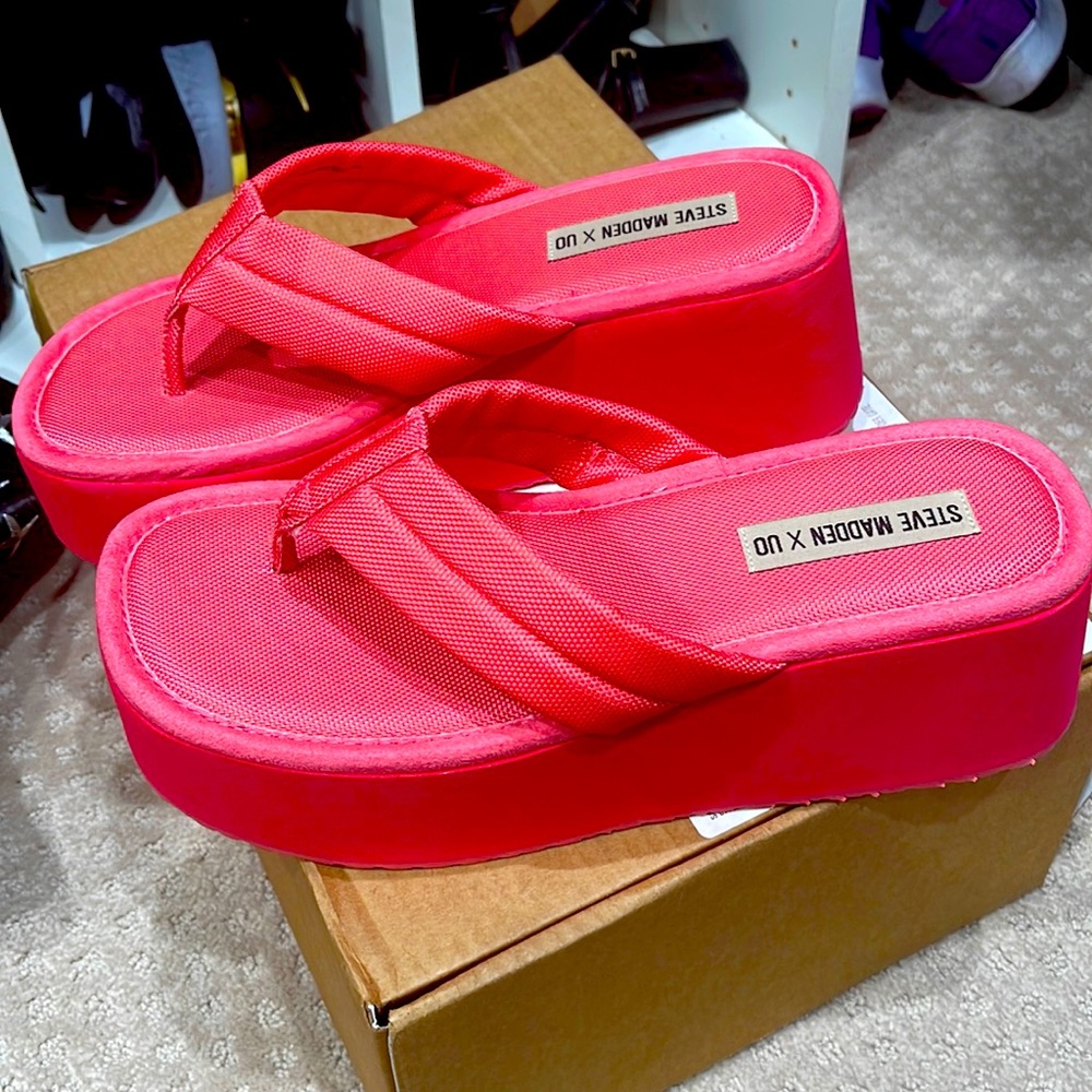 Steve Madden Pink wedge thongs-size10